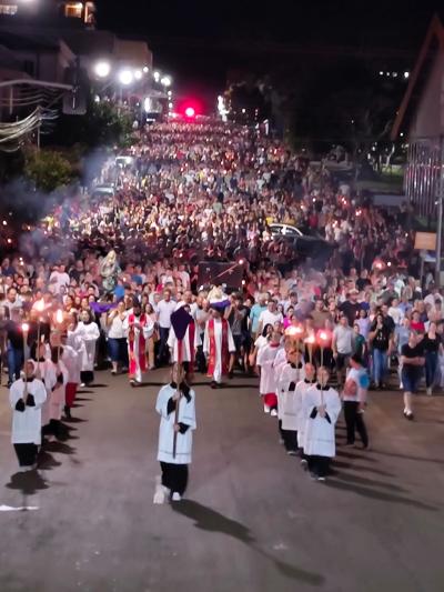 Procissão reúne milhares de fiéis em Laranjeiras do Sul e emociona comunidade na Sexta-feira Santa
